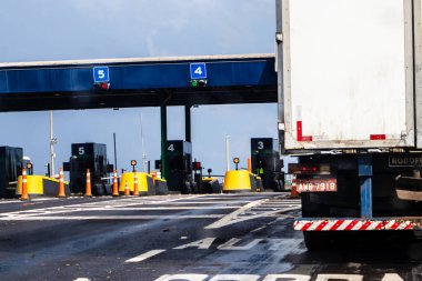 Sao Paulo, Brezilya. 18 Aralık 2023: Sao Paulo eyaletindeki Marechal Rondon Otobanı 'ndaki gişelerde belirtilen işaretler