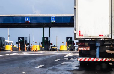 Sao Paulo, Brezilya. 18 Aralık 2023: Sao Paulo eyaletindeki Marechal Rondon Otobanı 'ndaki gişelerde belirtilen işaretler