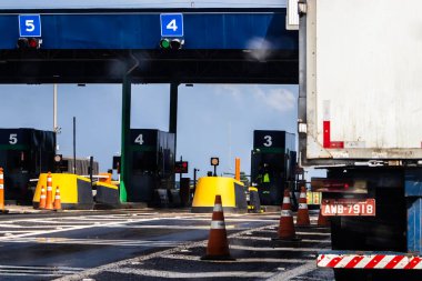 Sao Paulo, Brezilya. 18 Aralık 2023: Sao Paulo eyaletindeki Marechal Rondon Otobanı 'ndaki gişelerde belirtilen işaretler