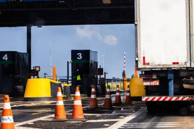 Sao Paulo, Brezilya. 18 Aralık 2023: Sao Paulo eyaletindeki Marechal Rondon Otobanı 'ndaki gişelerde belirtilen işaretler