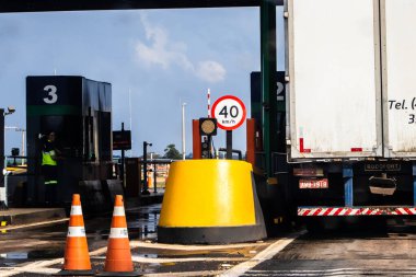 Sao Paulo, Brezilya. 18 Aralık 2023: Sao Paulo eyaletindeki Marechal Rondon Otobanı 'ndaki gişelerde belirtilen işaretler