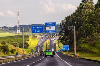 Sao Paulo, Brezilya. 18 Aralık 2023: Sao Paulo eyaletindeki Marechal Rondon Otobanı 'ndaki gişelerde belirtilen işaretler