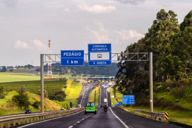 Sao Paulo, Brezilya. 18 Aralık 2023: Sao Paulo eyaletindeki Marechal Rondon Otobanı 'ndaki gişelerde belirtilen işaretler