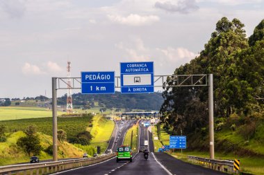 Sao Paulo, Brezilya. 18 Aralık 2023: Sao Paulo eyaletindeki Marechal Rondon Otobanı 'ndaki gişelerde belirtilen işaretler