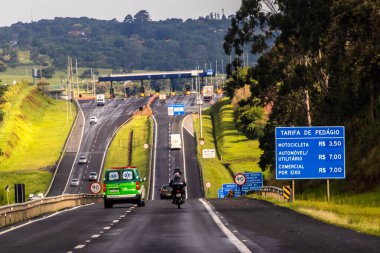 Sao Paulo, Brezilya. 18 Aralık 2023: Sao Paulo eyaletindeki Marechal Rondon Otobanı 'ndaki gişelerde belirtilen işaretler