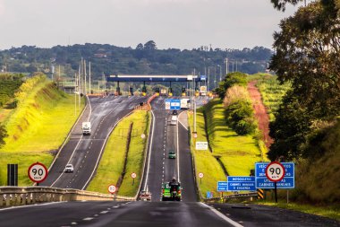 Sao Paulo, Brezilya. 18 Aralık 2023: Sao Paulo eyaletindeki Marechal Rondon Otobanı 'ndaki gişelerde belirtilen işaretler