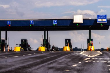 Sao Paulo, Brezilya. 18 Aralık 2023: Sao Paulo eyaletindeki Marechal Rondon Otobanı 'ndaki gişelerde belirtilen işaretler