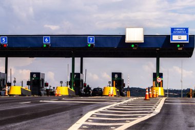 Sao Paulo, Brezilya. 18 Aralık 2023: Sao Paulo eyaletindeki Marechal Rondon Otobanı 'ndaki gişelerde belirtilen işaretler