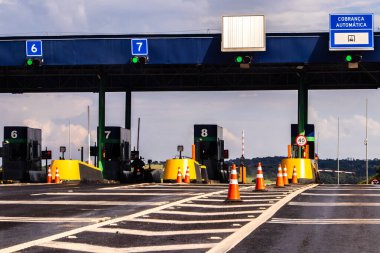 Sao Paulo, Brezilya. 18 Aralık 2023: Sao Paulo eyaletindeki Marechal Rondon Otobanı 'ndaki gişelerde belirtilen işaretler