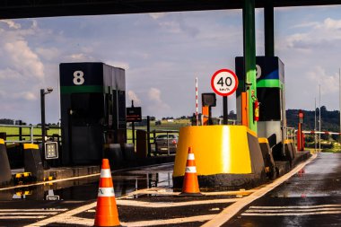 Sao Paulo, Brezilya. 18 Aralık 2023: Sao Paulo eyaletindeki Marechal Rondon Otobanı 'ndaki gişelerde belirtilen işaretler