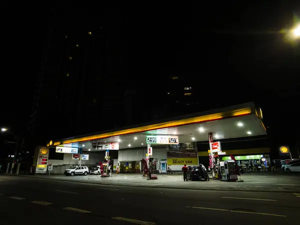 stock image Sao Paulo, Brazil, December 29, 2023. Night image of Shell gas station in Sao Paulo city. Razen, a consortium created from the union of part of the Shell and Cosan businesses in Brazil