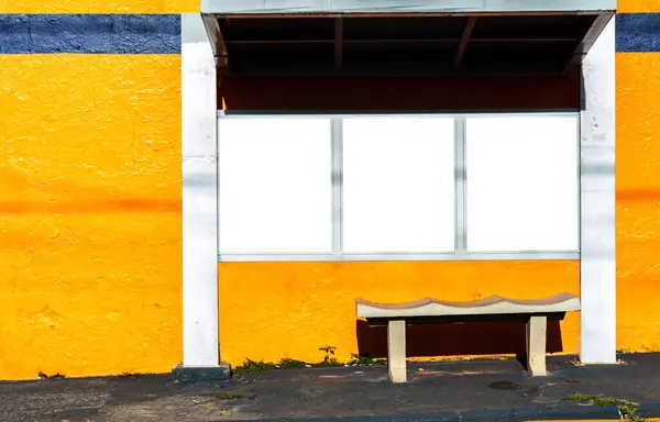 Digitale Media Blanco Reclamebord Bushalte Met Gele Muur Achtergrond Brazilië Stockafbeelding