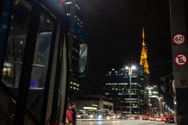 Sao Paulo, Brezilya, SP, Temmuz 06, 2012. Paulista Bulvarı 'nda otobüs trafiği. Burası şehrin ana finans merkezlerinden Sao Paulo şehrinin en önemli caddelerinden biridir.