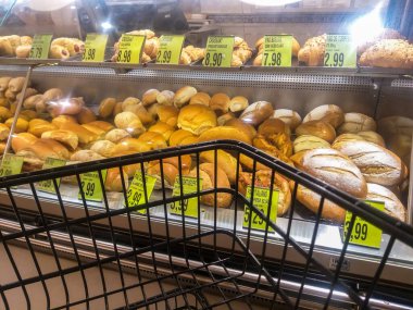 Marilia, SP, Brezilya, 20 Nisan 2024. Brezilya 'da çeşitli iştah açıcı ekmeklerle dolu fırın camı görüntüsü