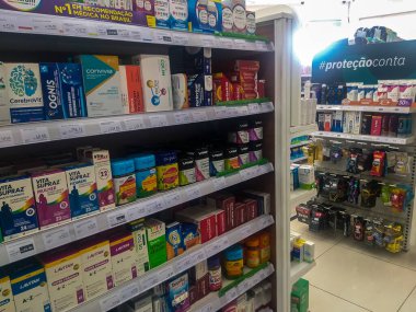 Marilia, Sao Paulo, Brezilya, 16 Nisan. Brezilya 'daki bir eczanede farklı ilaç türleriyle 2024. raf.