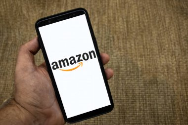 Sao Paulo, Brezilya, 16 Nisan 2024. Amazon logosu Brezilya 'da saman arkaplanda akıllı bir telefondan görülüyor