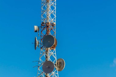 Telekomünikasyon direği TV antenleri kablosuz teknoloji Brezilya 'da bulutlu mavi gökyüzü