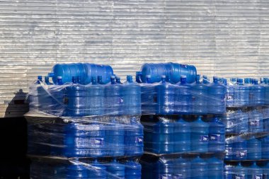 Marilia, SP, Brezilya, 23 Nisan 2024. Kamyon, Marilia City 'deki süpermarkette litrelerce maden suyu taşıyor.