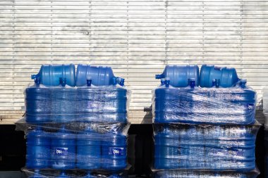 Marilia, SP, Brezilya, 23 Nisan 2024. Kamyon, Marilia City 'deki süpermarkette litrelerce maden suyu taşıyor.