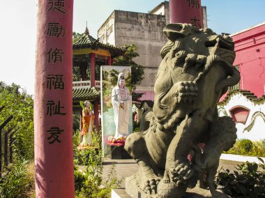 Sao Paulo, Brezilya, 9 Haziran 2006. Soa Paulo şehir merkezindeki Liberdade mahallesindeki Lohan Tapınağı cephesinin ayrıntıları. Bu Çin tapınağı Şaolin Budizmi ile ilgili kaliteli içerik üretiyor.