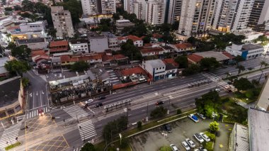 Öğleden sonra Sao Paulo şehrinin güney bölgesindeki bir cadde üzerindeki araç trafiğinin ve otobüs yolunun görüntüsü.