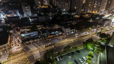 Öğleden sonra Sao Paulo şehrinin güney bölgesindeki bir cadde üzerindeki araç trafiğinin ve otobüs yolunun görüntüsü.