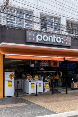 Marilia, Sao Paulo, Brezilya. 10 Şubat 2023. Şehrin merkezindeki ana alışveriş caddesinde bulunan Ponto Frio mağazasının giriş ve logosu..