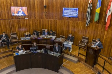 Marilia, Sao Paulo, Brezilya, Mart 06, 2023: 13 meclis üyesi için dairesel bir formatta, Marilia İl Konseyi 'nin genel kurulunun iç görüşü.