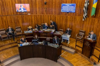 Marilia, Sao Paulo, Brezilya, Mart 06, 2023: 13 meclis üyesi için dairesel bir formatta, Marilia İl Konseyi 'nin genel kurulunun iç görüşü.