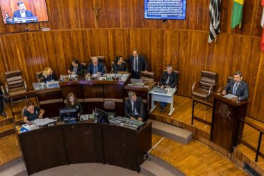 Marilia, Sao Paulo, Brezilya, Mart 06, 2023: 13 meclis üyesi için dairesel bir formatta, Marilia İl Konseyi 'nin genel kurulunun iç görüşü.