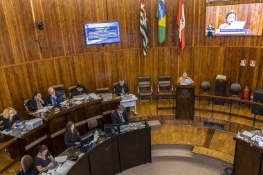 Marilia, Sao Paulo, Brezilya, Mart 06, 2023: 13 meclis üyesi için dairesel bir formatta, Marilia İl Konseyi 'nin genel kurulunun iç görüşü.