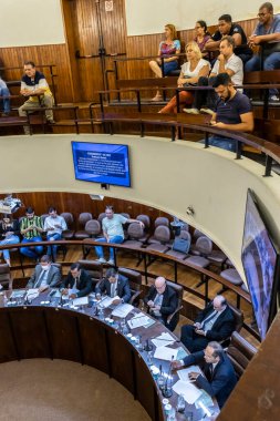 Marilia, Sao Paulo, Brezilya, Mart 06, 2023: 13 meclis üyesi için dairesel bir formatta, Marilia İl Konseyi 'nin genel kurulunun iç görüşü.