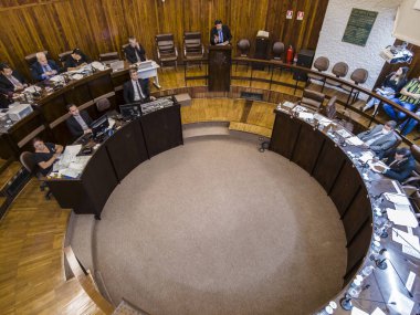 Marilia, Sao Paulo, Brezilya, Mart 06, 2023: 13 meclis üyesi için dairesel bir formatta, Marilia İl Konseyi 'nin genel kurulunun iç görüşü.