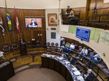 Marilia, Sao Paulo, Brezilya, Mart 06, 2023: 13 meclis üyesi için dairesel bir formatta, Marilia İl Konseyi 'nin genel kurulunun iç görüşü.