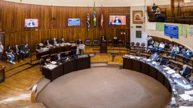 Marilia, Sao Paulo, Brezilya, Mart 06, 2023: Marlia İl Meclisi 'nin genel kurulunun iç görüşü, 13 meclis üyesi için dairesel bir formatta yer almaktadır..