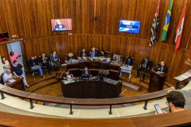 Marilia, Sao Paulo, Brezilya, Mart 06, 2023: Marlia İl Meclisi 'nin genel kurulunun iç görüşü, 13 meclis üyesi için dairesel bir formatta yer almaktadır..