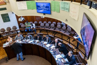 Marilia, Sao Paulo, Brezilya, Mart 06, 2023: Marlia İl Meclisi 'nin genel kurulunun iç görüşü, 13 meclis üyesi için dairesel bir formatta yer almaktadır..