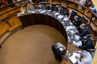 Marilia, Sao Paulo, Brezilya, Mart 06, 2023: Marlia İl Meclisi 'nin genel kurulunun iç görüşü, 13 meclis üyesi için dairesel bir formatta yer almaktadır..