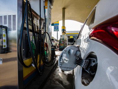 Marilia, Sao Paulo, Brezilya, 08 Mart 2023. Arabanın deposu Marilia 'daki Ipiranga benzin istasyonunda etanol ile dolu.