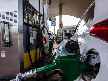 Marilia, Sao Paulo, Brezilya, 08 Mart 2023. Arabanın deposu Marilia 'daki Ipiranga benzin istasyonunda etanol ile dolu.