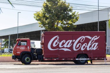 Marilia, Sao Paulo, Brezilya, 23 Nisan 2024. Dağıtım şirketi Coca-Cola Femsa 'dan teslimat kamyonu Marilia şehrindeki bir süpermarketin önüne park etmiş.