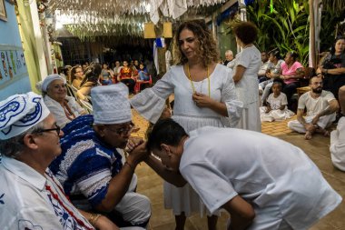 Sao Paulo, Brezilya, 27 Nisan 2024. Candomble Terreiro Brezilya 'da Ogun' u kutluyor. En saygı duyulan Orishas 'lar arasında, Katolikler tarafından Aziz George olarak bilinen, savaşçı aziz Osaka' dır.