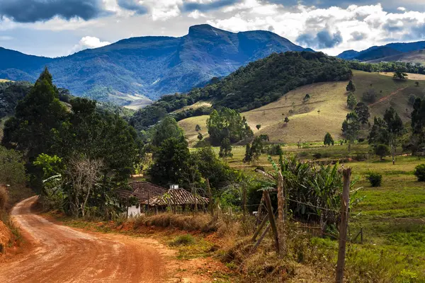 Brezilya 'nın Minas Gerais eyaletinin dağlarındaki kırsal alan