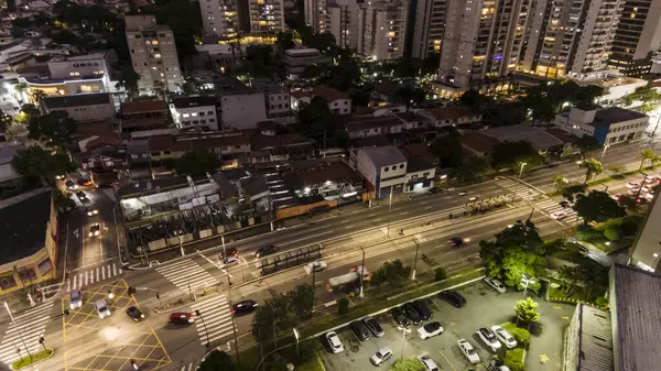 Öğleden sonra Sao Paulo şehrinin güney bölgesindeki bir cadde üzerindeki araç trafiğinin ve otobüs yolunun görüntüsü.