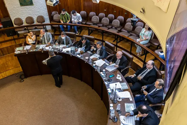 stock image Marilia, Sao Paulo, Brazil, March 06, 2023: Internal view of the plenary session of the Marlia City Council, in a circular format for the 13 councilors are positioned.