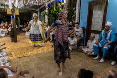 Sao Paulo, Brezilya, 27 Nisan 2024. Candomble Terreiro Brezilya 'da Ogun' u kutluyor. En saygı duyulan Orishas 'lar arasında, Katolikler tarafından Aziz George olarak bilinen, savaşçı aziz Osaka' dır.