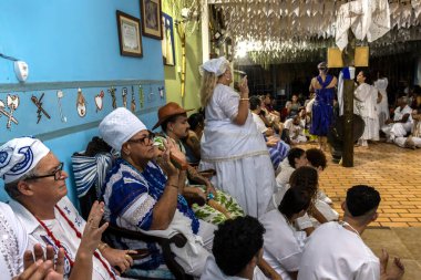 Sao Paulo, Brezilya, 27 Nisan 2024. Candomble Terreiro Brezilya 'da Ogun' u kutluyor. En saygı duyulan Orishas 'lar arasında, Katolikler tarafından Aziz George olarak bilinen, savaşçı aziz Osaka' dır.