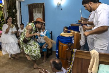 Sao Paulo, Brezilya, 27 Nisan 2024. Candomble Terreiro Brezilya 'da Ogun' u kutluyor. En saygı duyulan Orishas 'lar arasında, Katolikler tarafından Aziz George olarak bilinen, savaşçı aziz Osaka' dır.