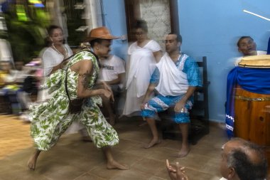 Sao Paulo, Brezilya, 27 Nisan 2024. Candomble Terreiro Brezilya 'da Ogun' u kutluyor. En saygı duyulan Orishas 'lar arasında, Katolikler tarafından Aziz George olarak bilinen, savaşçı aziz Osaka' dır.