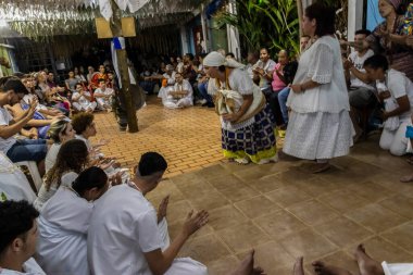 Sao Paulo, Brezilya, 27 Nisan 2024. Candomble Terreiro Brezilya 'da Ogun' u kutluyor. En saygı duyulan Orishas 'lar arasında, Katolikler tarafından Aziz George olarak bilinen, savaşçı aziz Osaka' dır.